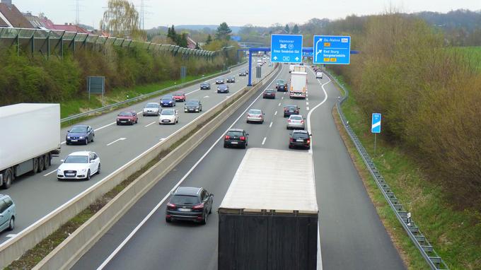 Fahrzeuge fahren auf der A30 auf Höhe der Anschlussstelle Osnabrück-Nahne. 