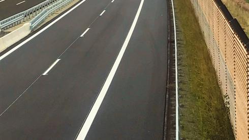 Die neuen Fahrbahnen der Autobahn A26 in Fahrtrichtung Stade im Spätherbst von aus der Vogelperspektive fotografiert.