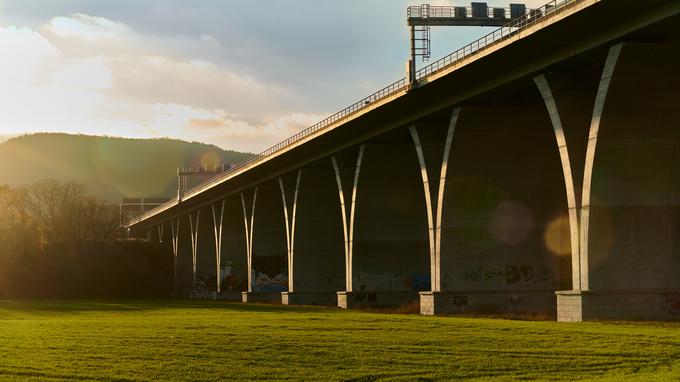Foto einer Autobahnbrücke, die von einem Feld aus zu sehen ist