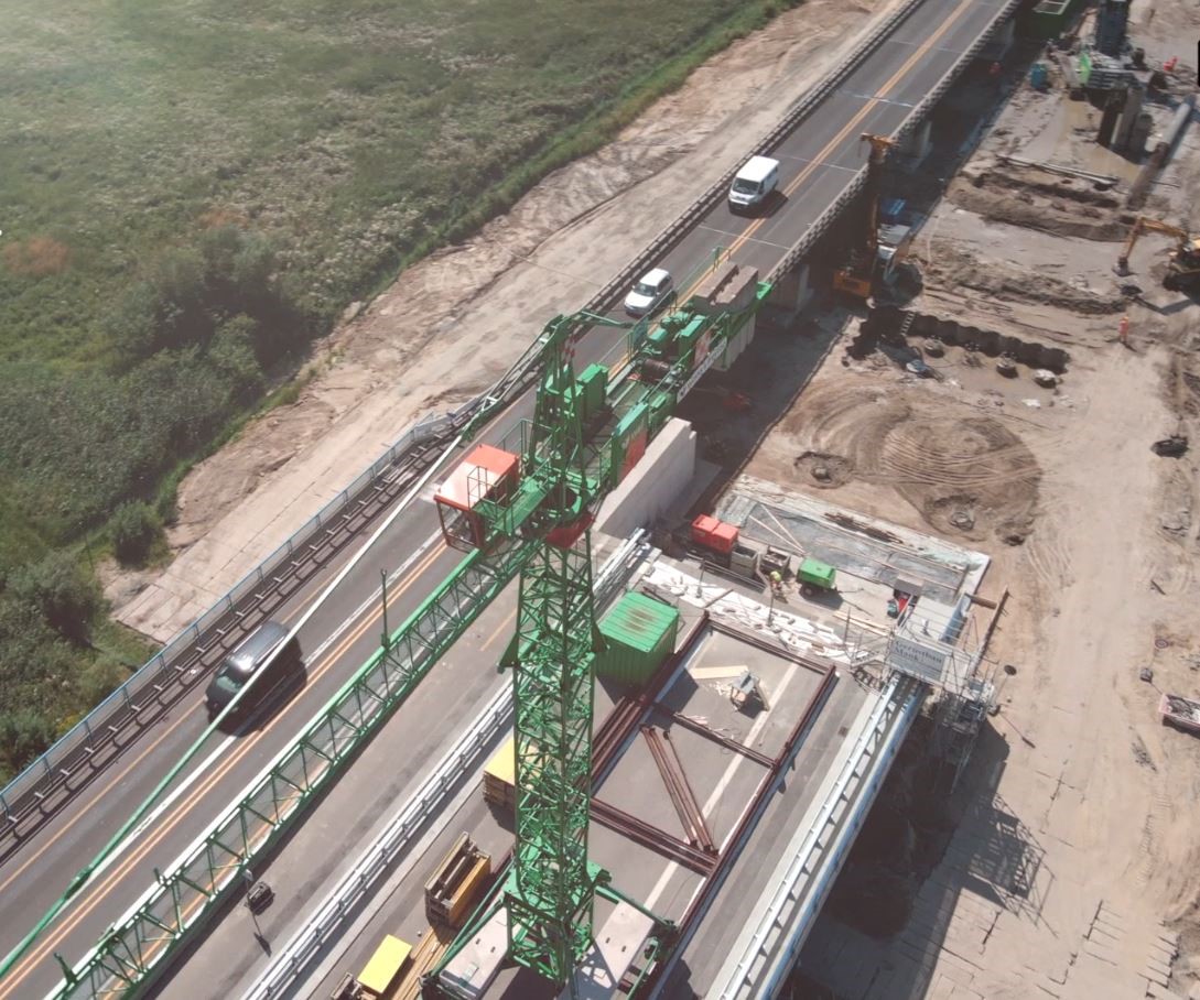 Luftaufnahme Baustelle mit grünem Baukran zur Sanierung der A 20 bei Tribsees