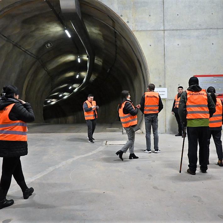 Eine Gruppe von Männern und Frauen im Lüftungsstollen des Rennsteigtunnels