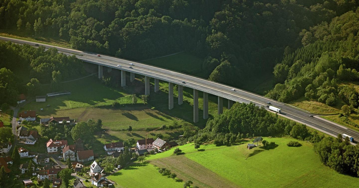 Luftaufnahme der Talbrücke Römershag (Foto: Hajo Dietz - Nürnberg Luftbild)
