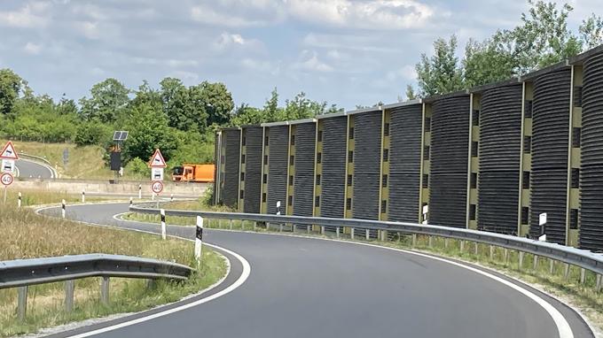 Das Bild zeigt einen Teil der Lärmschutzwand in der Auffahrt von der B68 auf die A1 in Fahrtrichtung Bremen. 