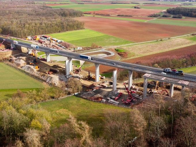 Das Bild zeigt eine Luftaufnahme der A7-Baustelle zur Erneuerung der Talbrücke Pleichach zwischen den Anschlussstellen Gramschatzer Wald und Würzburg/Estenfeld