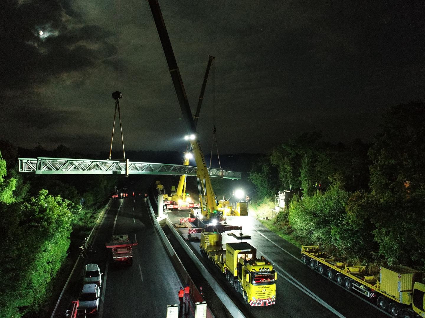 Einheben der Brücke mit zwei 500-Tonnen- und 300-Tonnen-Kränen..