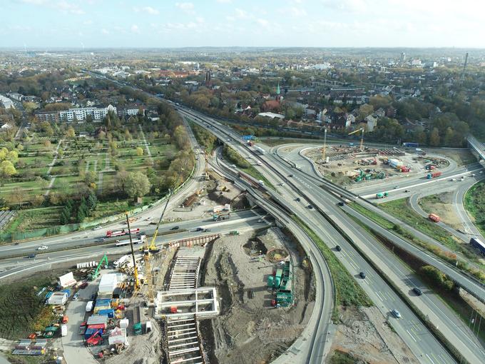 Das Kreuz Herne aus der Vogelperspektive mit der Baustelle des neuen Tunnels Baukau.