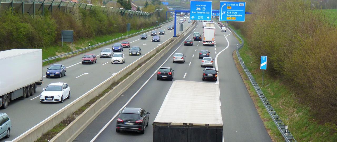 Fahrzeuge fahren auf der A30 auf Höhe der Anschlussstelle Osnabrück-Nahne. 