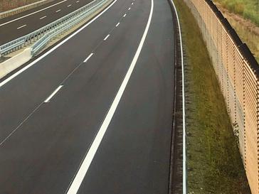 Die neuen Fahrbahnen der Autobahn A26 in Fahrtrichtung Stade im Spätherbst von aus der Vogelperspektive fotografiert.