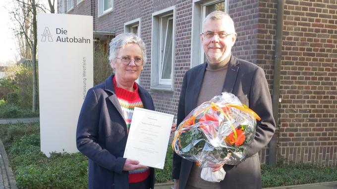Niederlassungsdirektorin Elfriede Sauerwein-Braksiek gratuliert Dieter Reppenhorst zum 40-jährigen Dienstjubiläum.