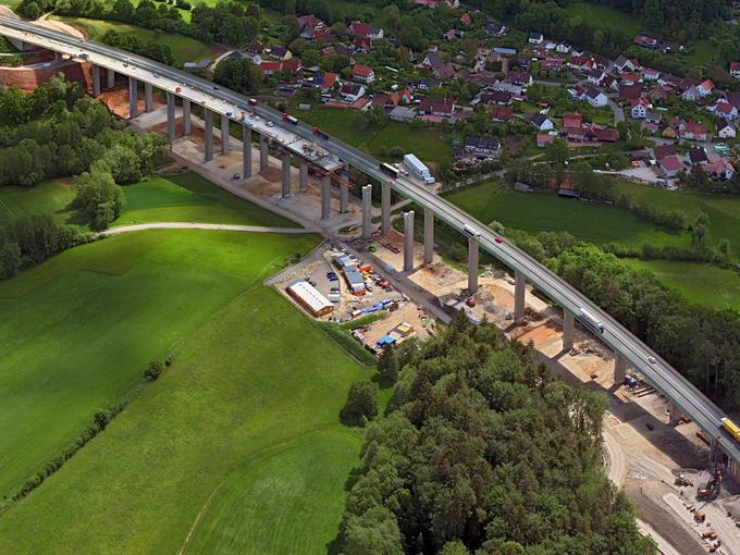 Das Bild zeigt eine Draufsicht auf den Neubau der Talbrücke Unterrieden der A6