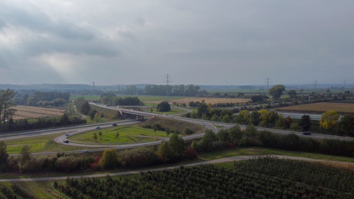 A26: Drohnenaufnahme der bereits fertiggestellten und unter Verkehr stehenden Anschlussstelle Jork Richtung Stade