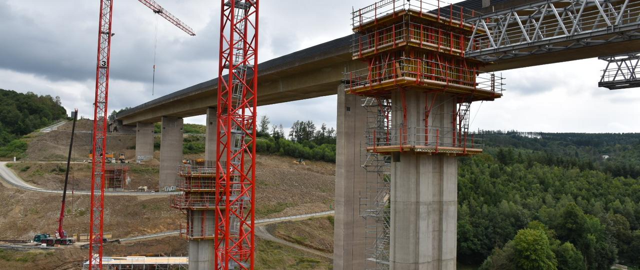 Der Bau des ersten Teilbauwerks der Talbrücke Eisern ist in vollem Gange. Diese Arbeiten werden im Oktober 2022 abgeschlossen. Dann wird das zweite Teilbauwerk gesprengt. Fotos: Autobahn Westfalen