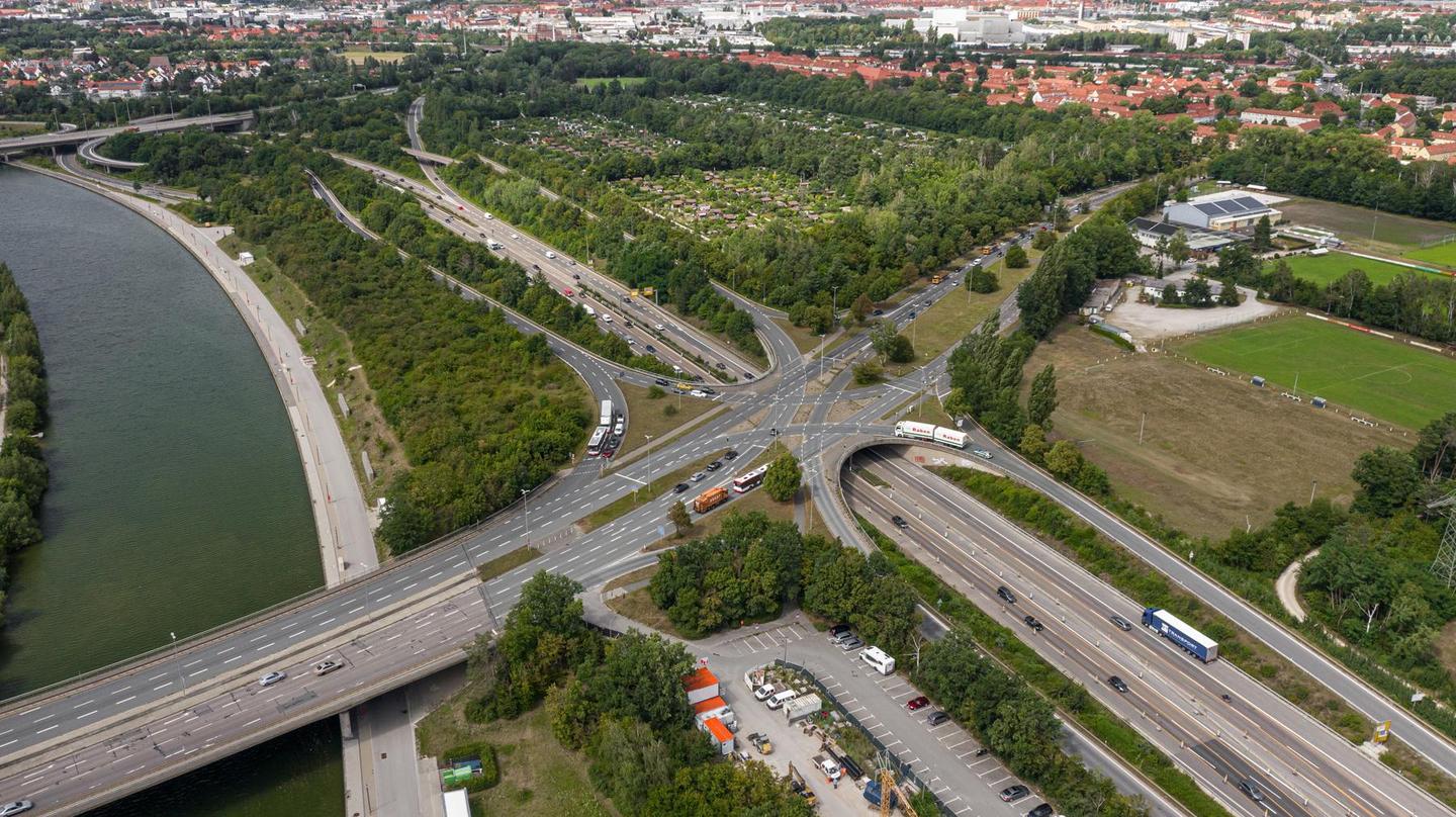 Brücke über Autobahn und Fluss - Baustelle A73 Sechsstreifiger Ausbau Anschlussstelle Nürnberg-Hafen-Ost und Autobahnkreuz Nürnberg-Süd