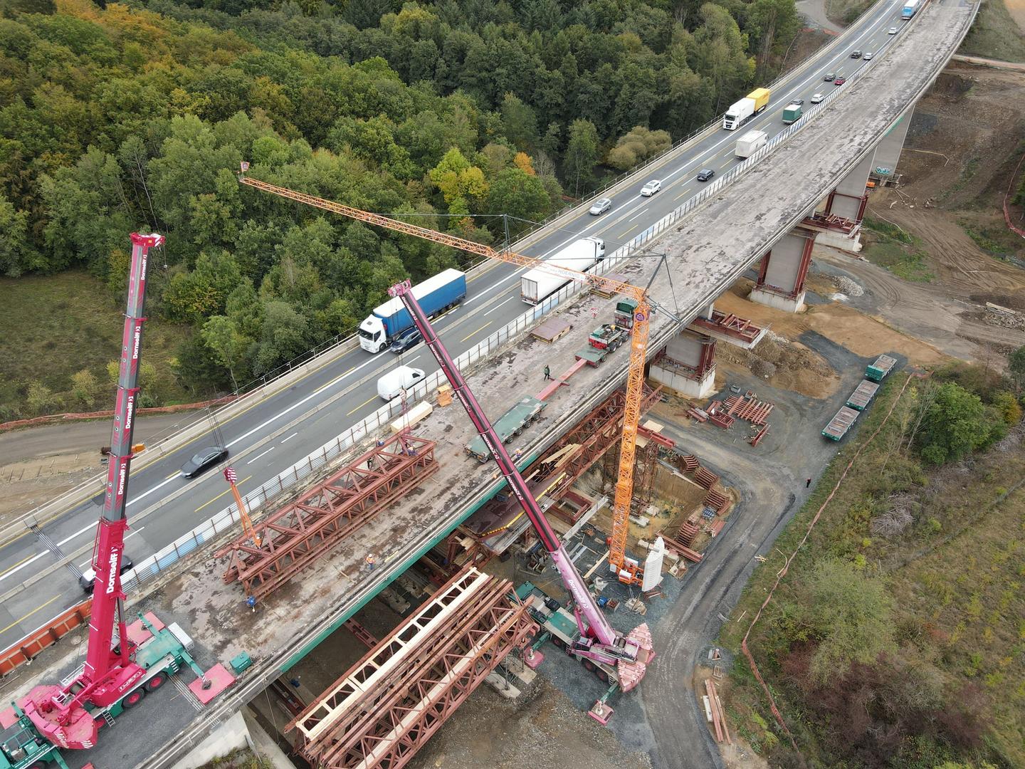 Das Bild zeigt die A45-Baustelle für den Neubau der Talbrücke Onsbach.