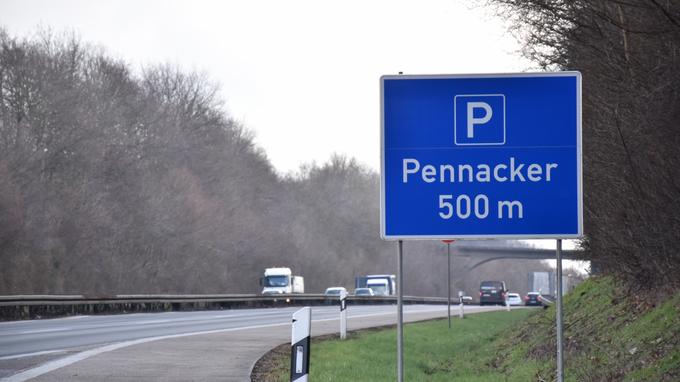 Das Bild zeigt eine blaue Hinweistafel an der Autobahn mit der Aufschrift "Pennacker 500 m"