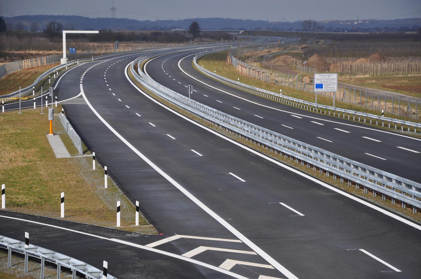 Zweispurige Autobahn, die um die Kurve führt - Baubeginn für einen neuen Abschnitt der Küstenautobahn A20