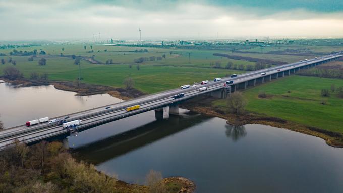 Luftaufnahme einer Autobahnbrücke, die über den Fluss Elbe führt