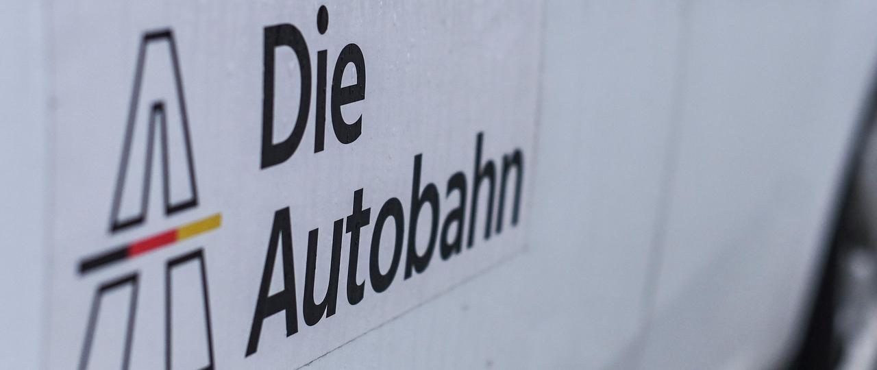 Das Logo der Autobahn GmbH des Bundes auf einer Wand fotografiert