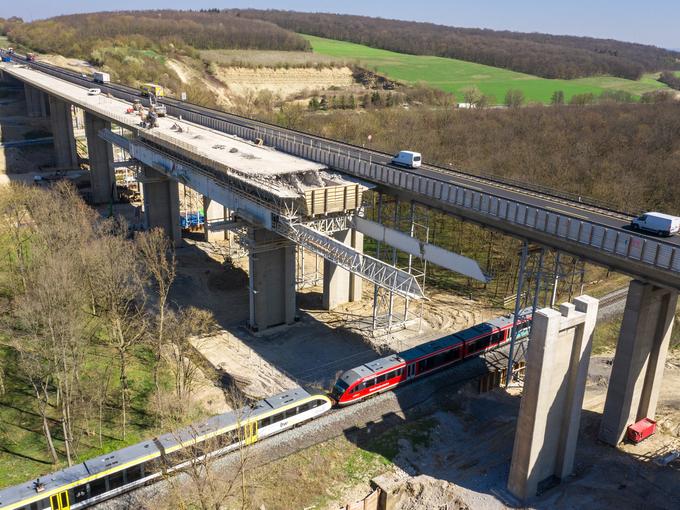 Das Bild zeigt die A7-Baustelle für die Erneuerung der Talbrücke Werntal