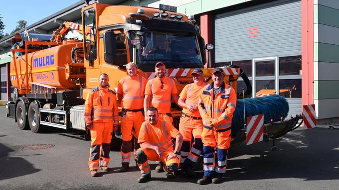 Das neue Tunnelteam der Autobahnmeisterei Zella-Mehlis. Sechs Männer in orangefarbener Sicherheitskleidung vor einem Betriebsdienstfahrzeug