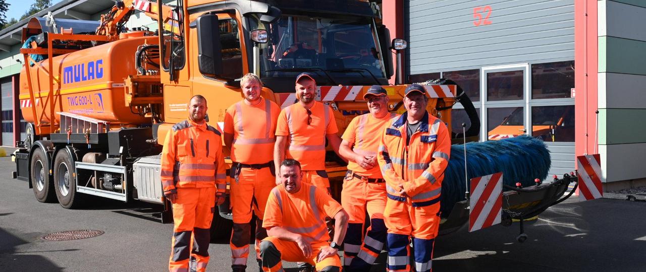 Das neue Tunnelteam der Autobahnmeisterei Zella-Mehlis. Sechs Männer in orangefarbener Sicherheitskleidung vor einem Betriebsdienstfahrzeug