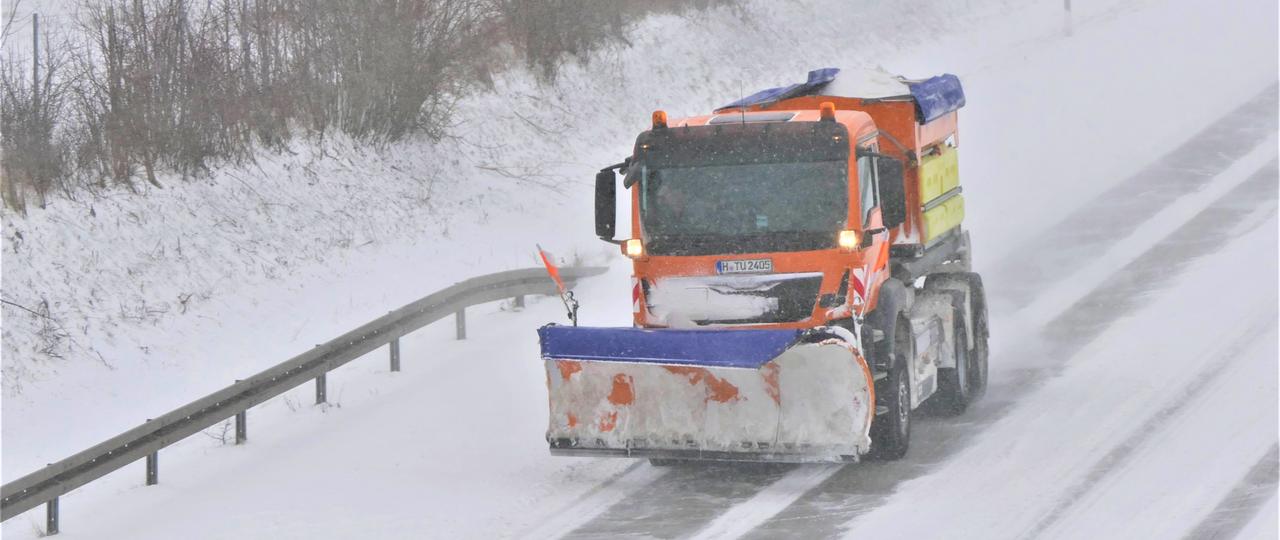 Das Bild zeigt ein Einsatzfahrzeug der Niederlassung Nordwest der Autobahn GmbH im Einsatz bei Schnee