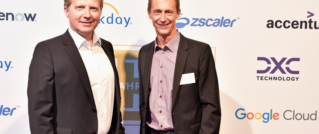 Zwei nebeneinander stehende männlichen Personen bei der Preisverleihunh "CIO des Jahres"