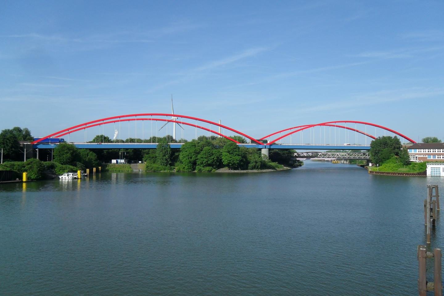 Panoramaansicht der A42-Brücke über den Rhein-Herne-Kanal bei Essen.