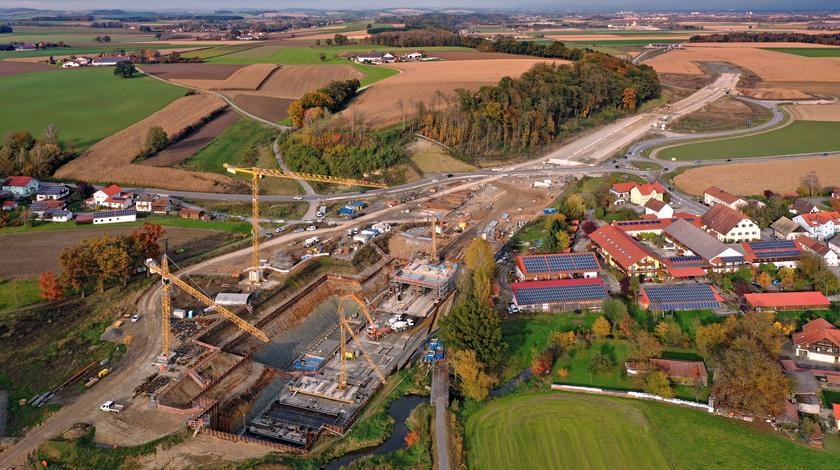 Das Bild zeigt den Bau einer Straße aus der Luftperspektive für den Neubau der A94 zwischen München und Pocking