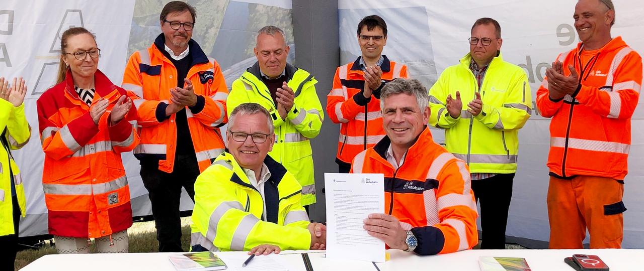 Jens Holmboe, Direktor der nationalen dänischen Straßenbehörde Vejdirektoratet und Stephan Krenz, Vorsitzender der Geschäftsführung der Autobahn GmbH des Bundes, haben heute an der deutsch-dänischen Grenze eine Absichtserklärung zur Intensivierung der Zusammenarbeit („Memorandum of Understanding“) unterzeichnet.