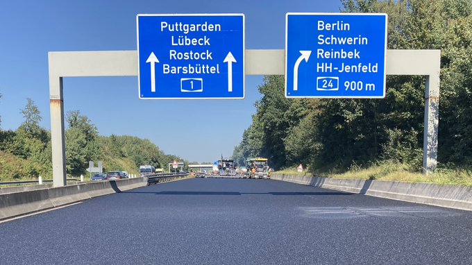 A1 mit Schilderbrücke Richtung Lübeck, HH-Jenfeld mit frisch eingebauten OPA