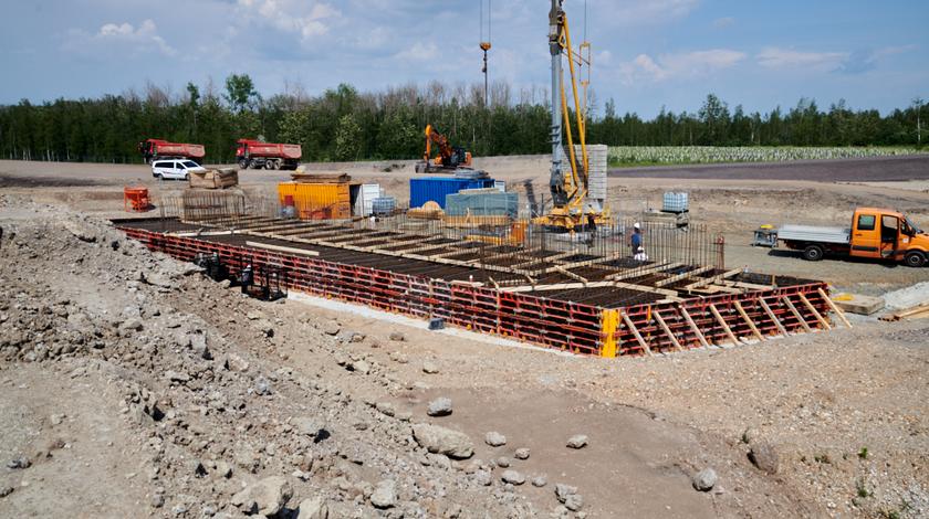 Schal- und Bewehrungsarbeiten am westlichen Widerlager der Brücke im Zuge der B2 über die A72 im Bereich der zukünftigen AS Zwenkau. 