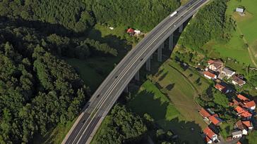 Luftaufnahme der Talbrücke Römershag (Foto: Hajo Dietz - Nürnberg Luftbild) 