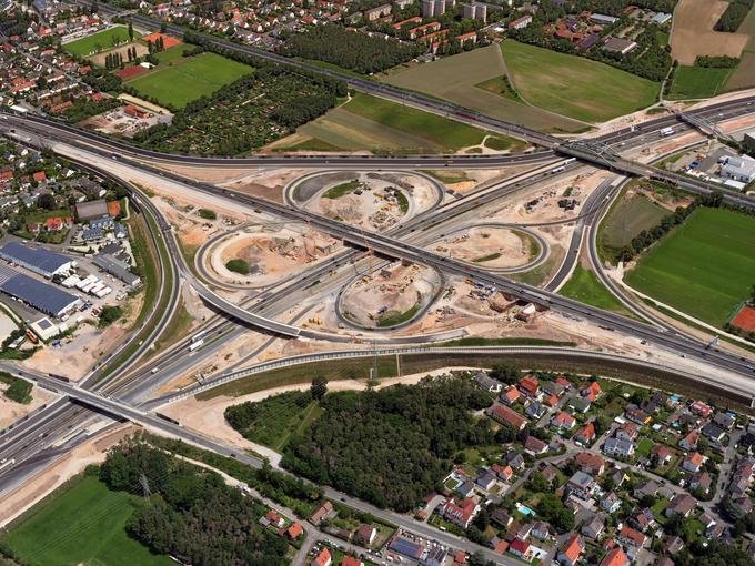 Das Bild zeigt eine Luftaufnahme der Umbauarbeiten am Autobahnkreuz Fürth/Erlangen an der A3. - Sechsstreifiger Ausbau von A3 und A73