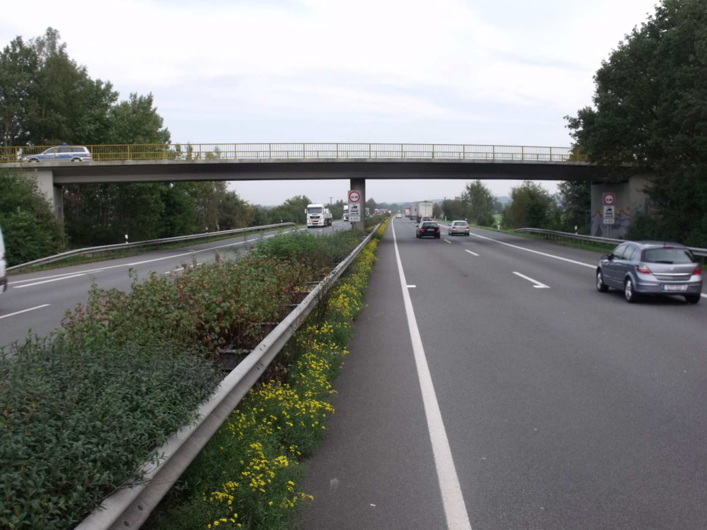 Auf dem Foto ist die Brücke „Riester Damm“ auf der A1 zu sehen, wo eine neue Anschlussstelle entstehen soll. 