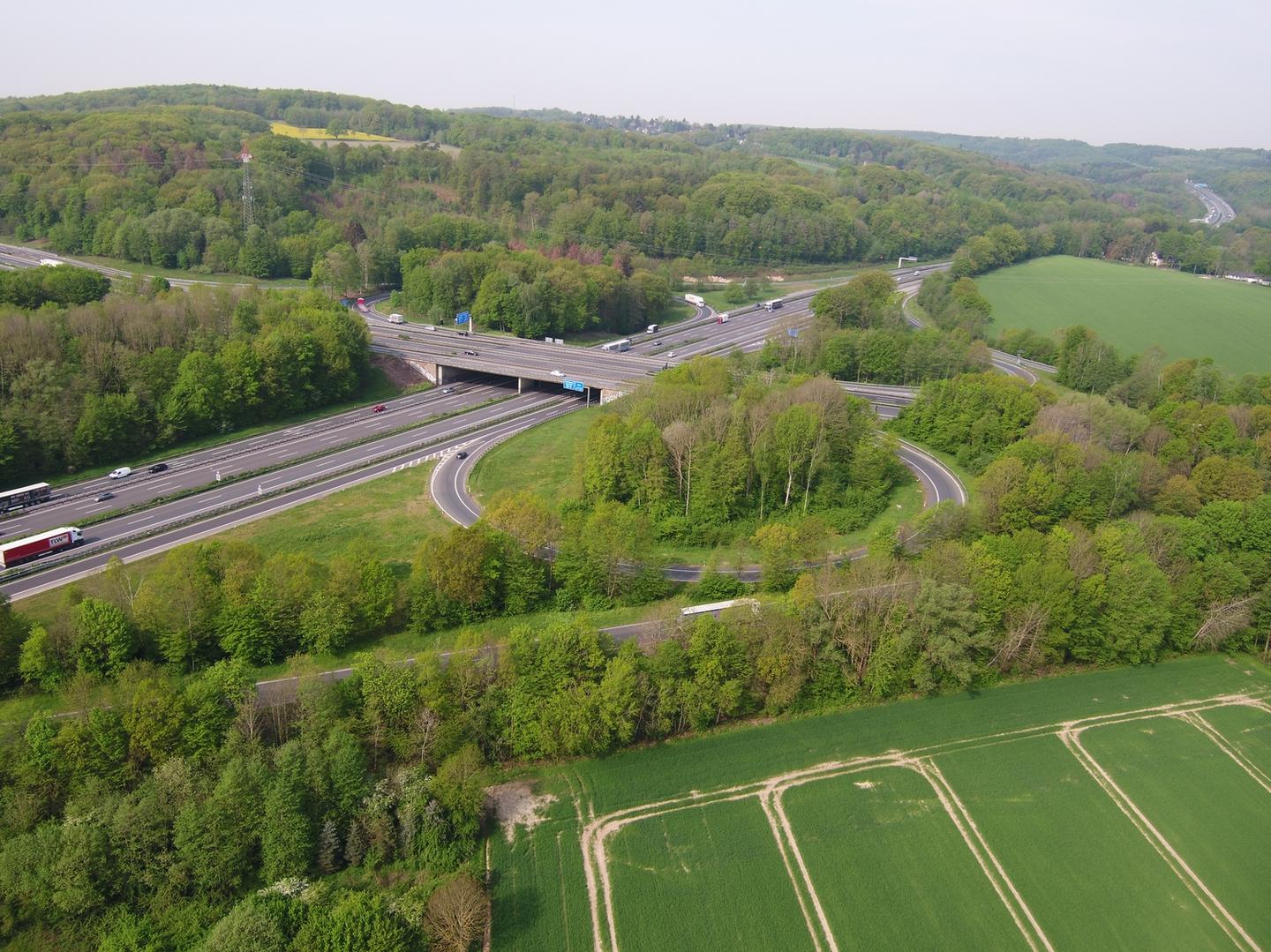 Das Bild zeigt das Autobahnkreuz Westhofen von oben. - Ausbau zwischen Kreuz Hagen und Westhofener Kreuz von A1 und A45.