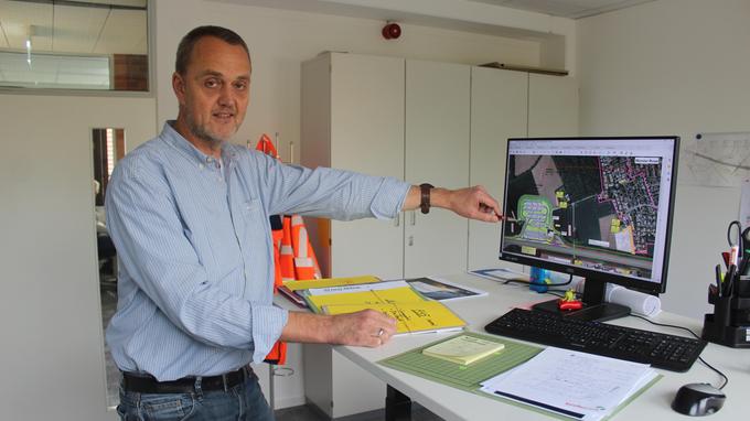 Peter Wiesch, Referent für Immissionsschutz bei der Autobahn Westfalen, zeigt an seinem PC eine Lärmschutzberechnung