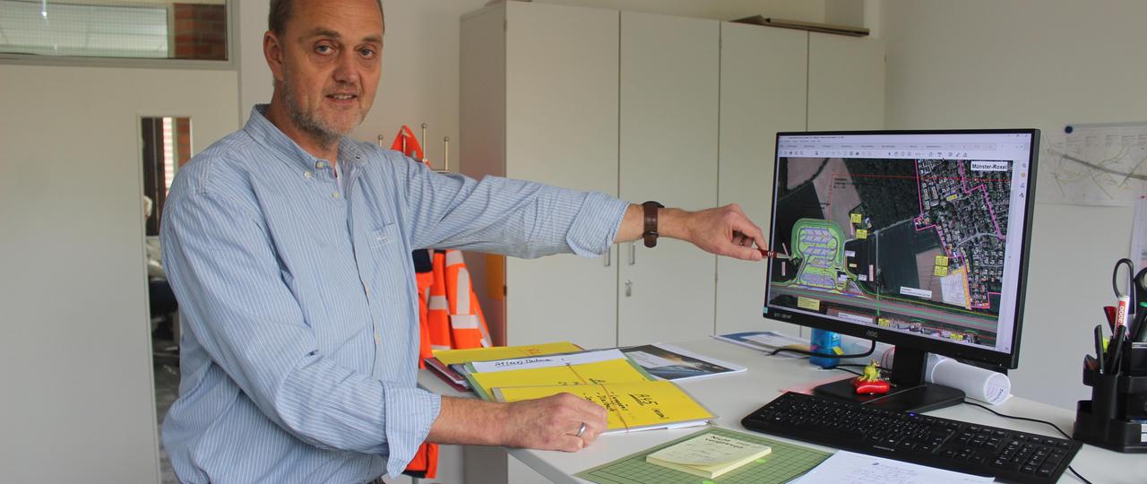 Peter Wiesch, Referent für Immissionsschutz bei der Autobahn Westfalen, zeigt an seinem PC eine Lärmschutzberechnung