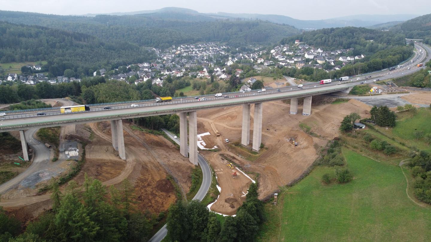 Die Talbrücke Eisern ist die dritte und letzte Talbrücke zwischen den Anschlussstellen Siegen-Süd und Wilnsdorf, die neu gebaut wird. 