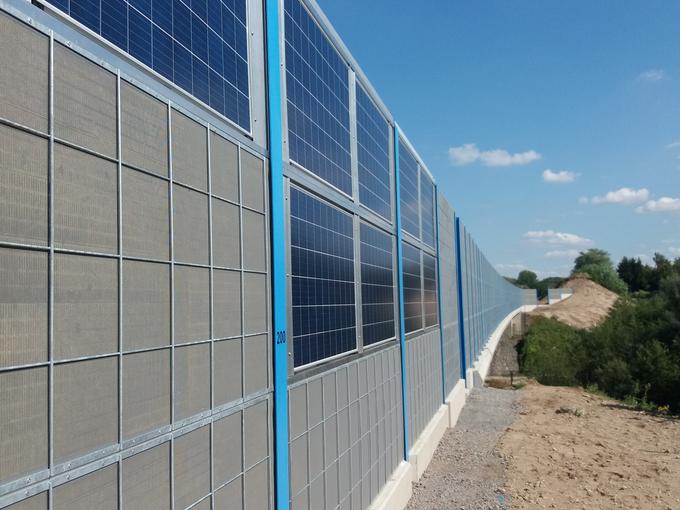 Das Bild zeigt eine seitliche Aufnahme Lärmschutzwand mit integrierten Fotovoltaik-Elementen bei Aschaffenburg auf der A3