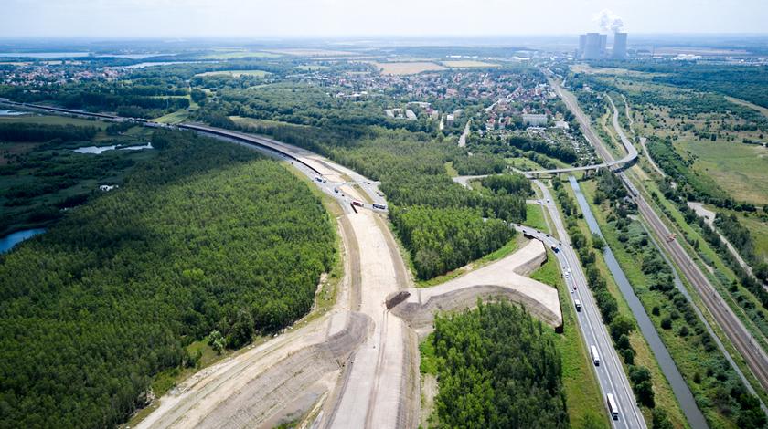 Luftbildaufnahmen vom Erdbau des Autobahnneubaus der A72. Rechts die S72 und die Pleiße. Im Hintergrund Böhlen.