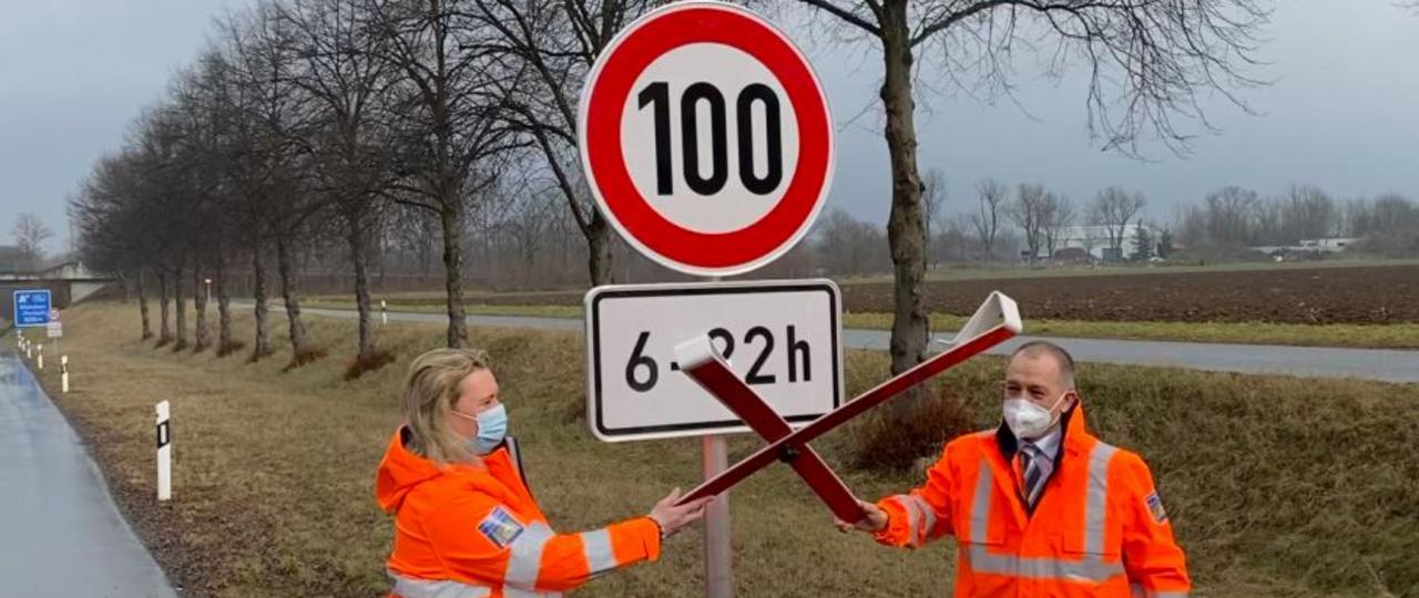 Das Bild zeigt Verkehrsministerin Kerstin Schreyer und Michael Kordon vor einem 100er-Verkehrsschild bei der Aktivierung neuer Tempolimits rund um München