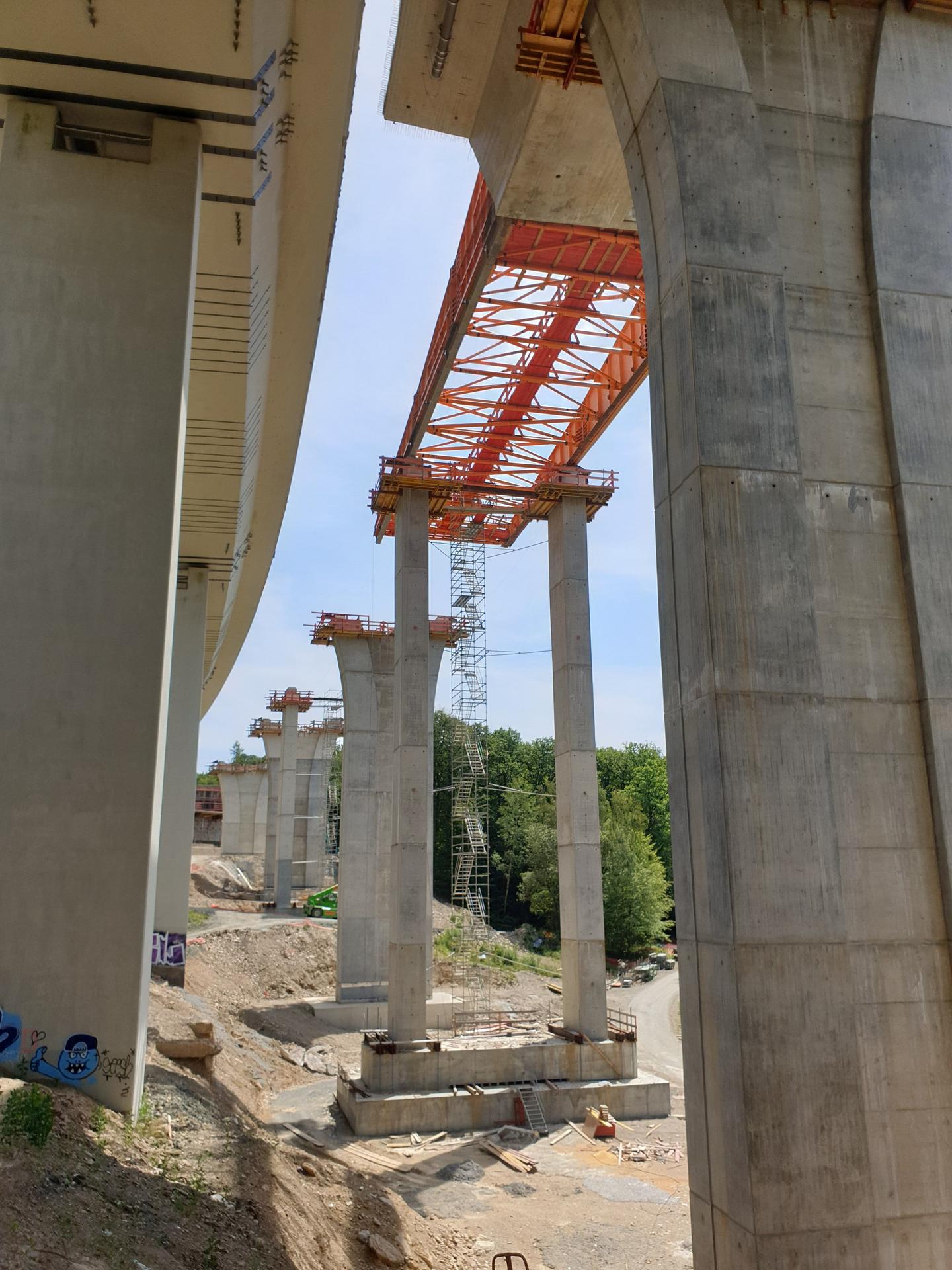 Beim Neubau der Talbrücke Kalteiche wurde das so genannte Taktschiebeverfahren angewendet. 