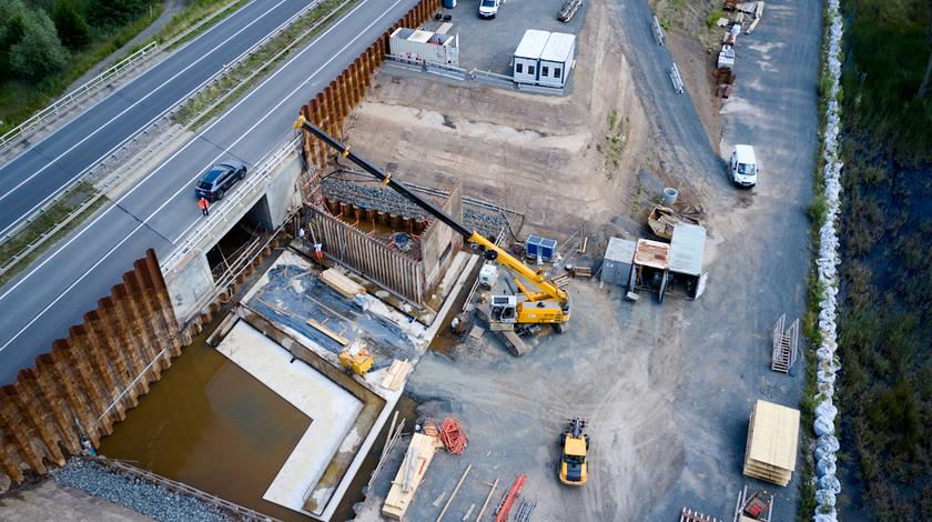 Luftbildaufnahme der Schalungsarbeiten einer neuen Brücke