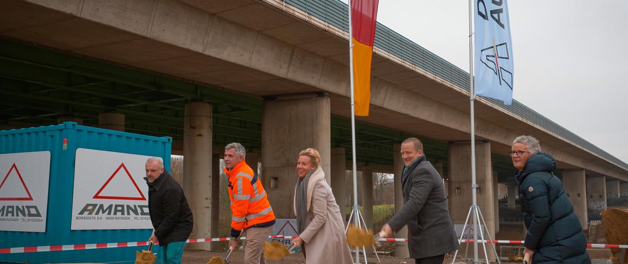 An der Liedbachtalbrücke fand der offizielle Spatenstich statt: v.l.Dirk Wigant, Stephan Krenz, Ina Brandes, Prof. Dr. Gero Marzahn und Elfriede Sauerwein-Braksiek.
