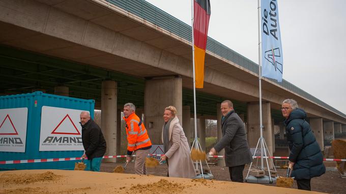 An der Liedbachtalbrücke fand der offizielle Spatenstich statt: v.l.Dirk Wigant, Stephan Krenz, Ina Brandes, Prof. Dr. Gero Marzahn und Elfriede Sauerwein-Braksiek.