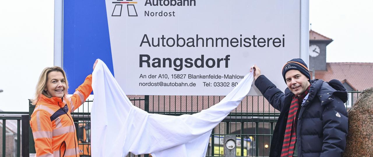 Das Bild zeigt den Besuch von Dr. Michael Güntner und Anne Rethmann bei der Autobahnmeisterei Rangsdorf.
