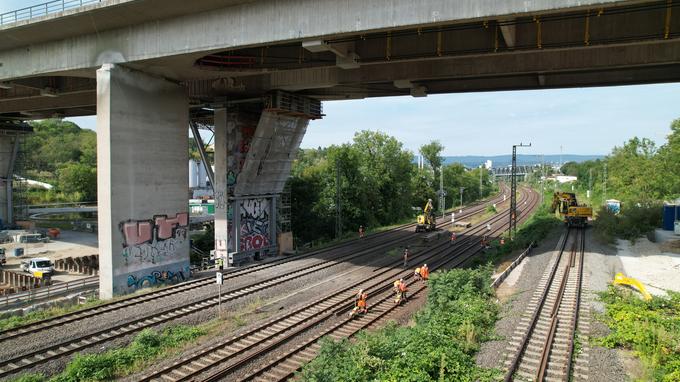 Rückbau von Bahngleisen und Oberleitungen im Rahmen der Sicherungsarbeiten unter der Salzbachtalbrücke