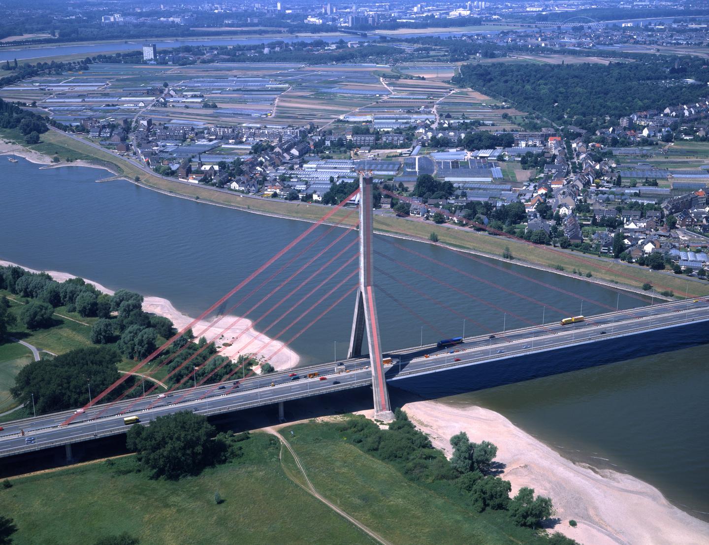 Die Fleher Rheinbrücke 