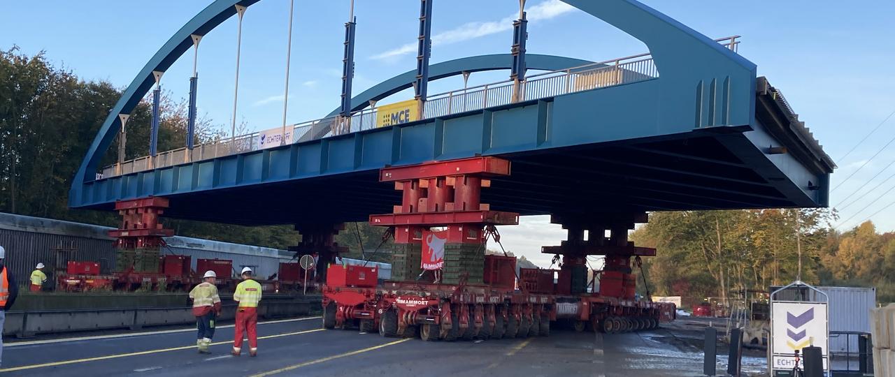 Der Brückenüberbau des neuen Überführungsbauwerks Hammer Straße wird eingehoben.